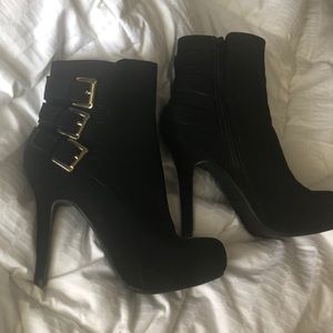 High-heeled booties